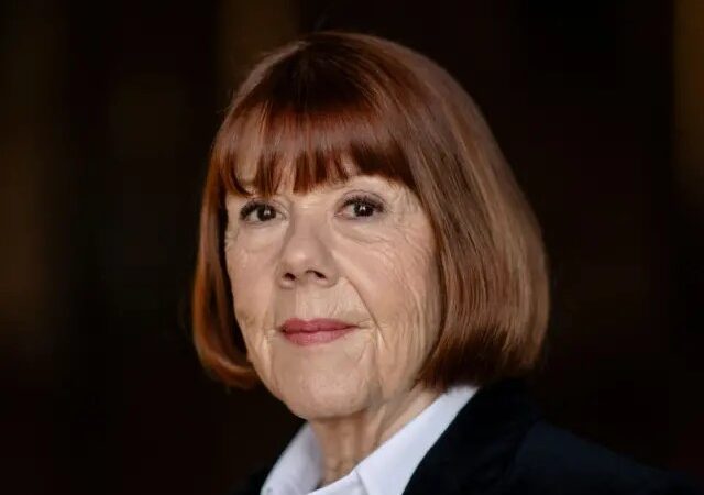 Gisèle Pelicot fala sobre ter encontrado amor após condenação do ex-marido e de 50 homens que a estupraram: ‘A vida sempre reserva belas surpresas’