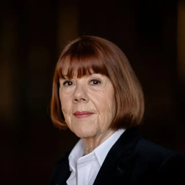 Gisèle Pelicot fala sobre ter encontrado amor após condenação do ex-marido e de 50 homens que a estupraram: ‘A vida sempre reserva belas surpresas’