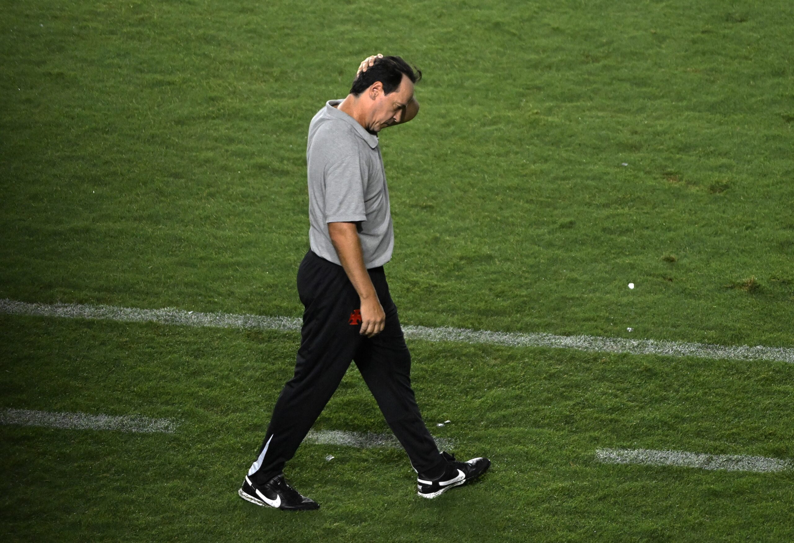 Diniz elogia produção ofensiva do Vasco, mas lamenta gols perdidos: “É muito frustrante”