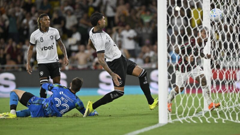 Análise: com um a mais, Botafogo peca em derrota no clássico e perde a quarta seguida