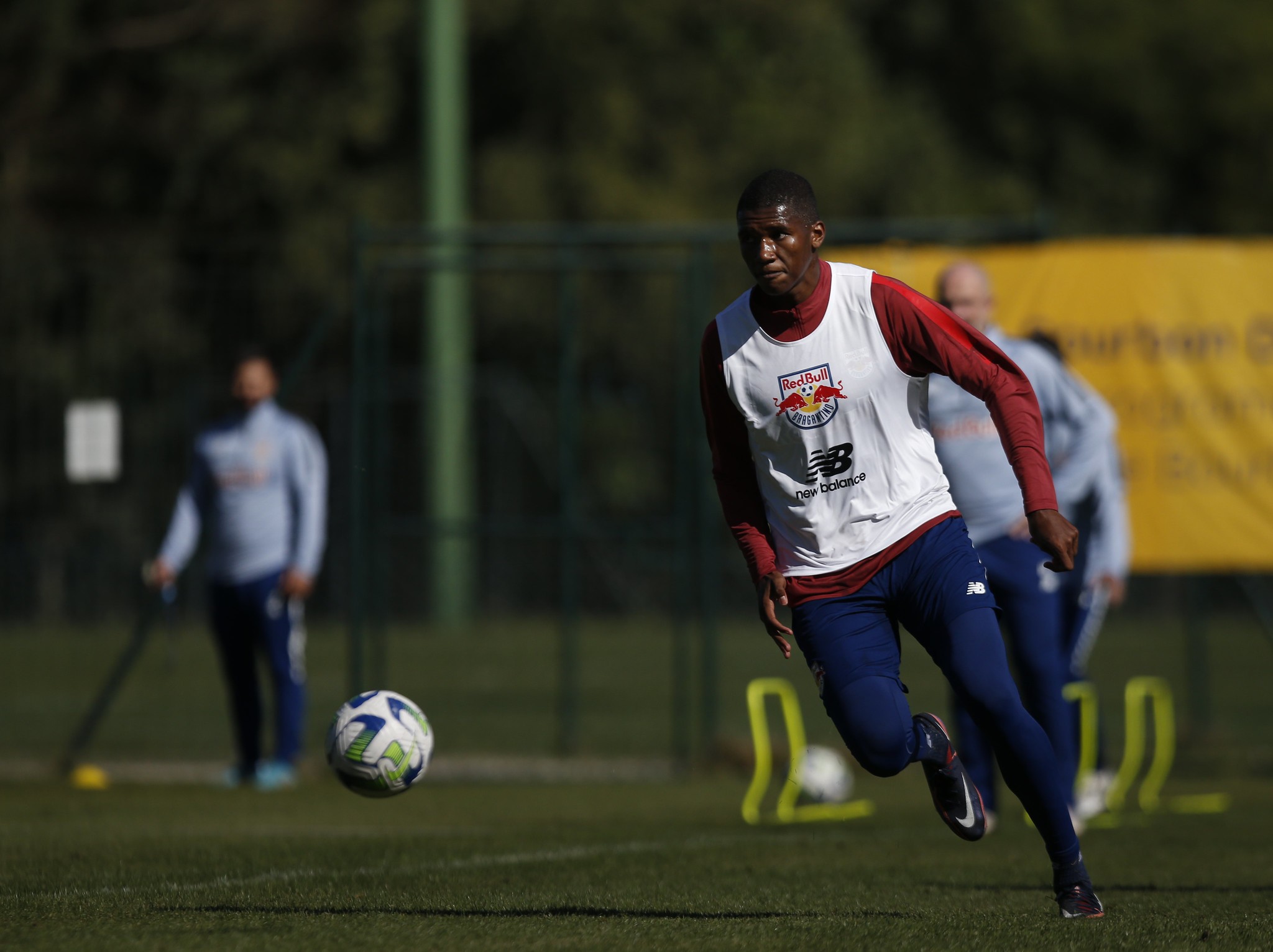 Náutico acerta contratação de zagueiro de 1,98m que chega por empréstimo do Bragantino