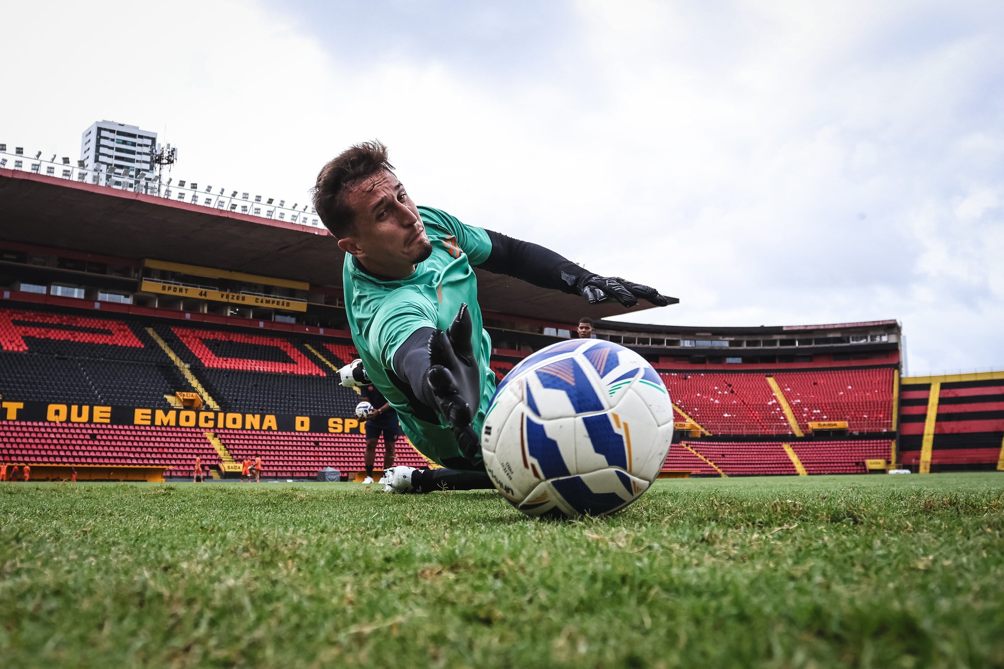 Halls e Thiago Couto revezam no gol, e Sport mantém indefinição