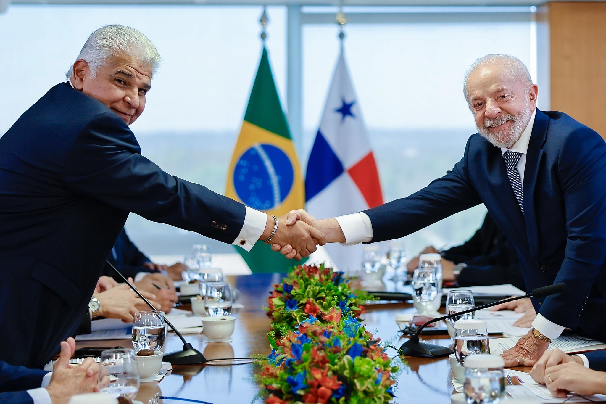 É #FAKE que Lula foi interrompido por estar ‘bêbado e confuso’ durante discurso no Panamá