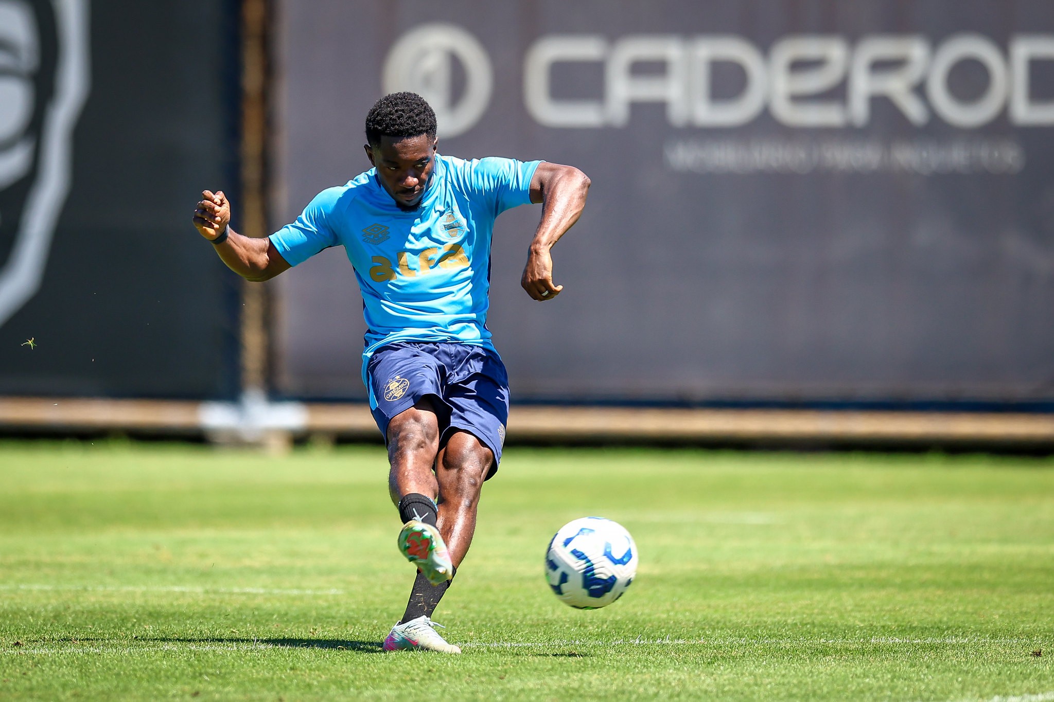 Amuzu desfalca o Grêmio por problema com visto de trabalho; veja relacionados