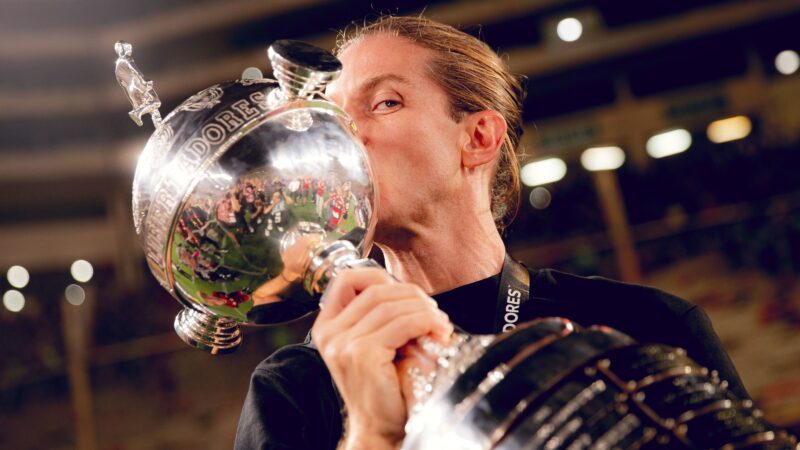 Filipe Luís chega aos 100 jogos no Flamengo de olho em título para superar primeira instabilidade