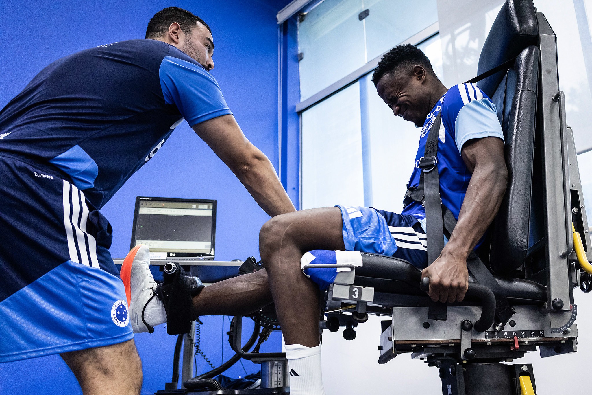 No Cruzeiro há seis meses, Sinisterra tem mais lesões do que jogos como titular e se distancia da Copa