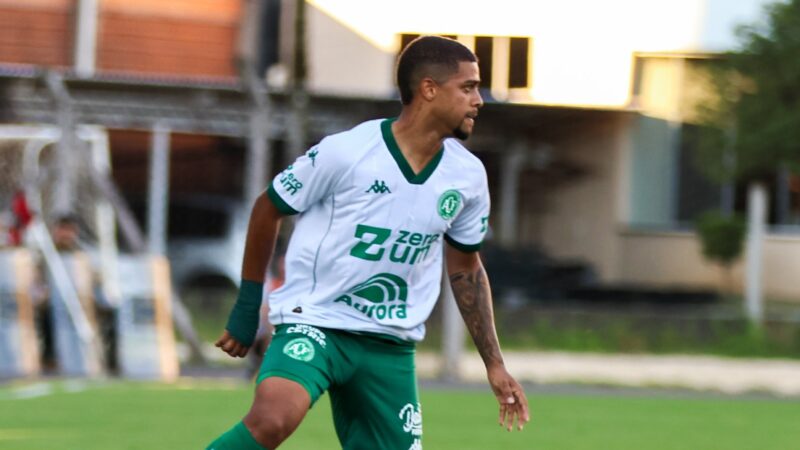 Meia da Chapecoense sofre lesão contra o Criciúma e passará por cirurgia