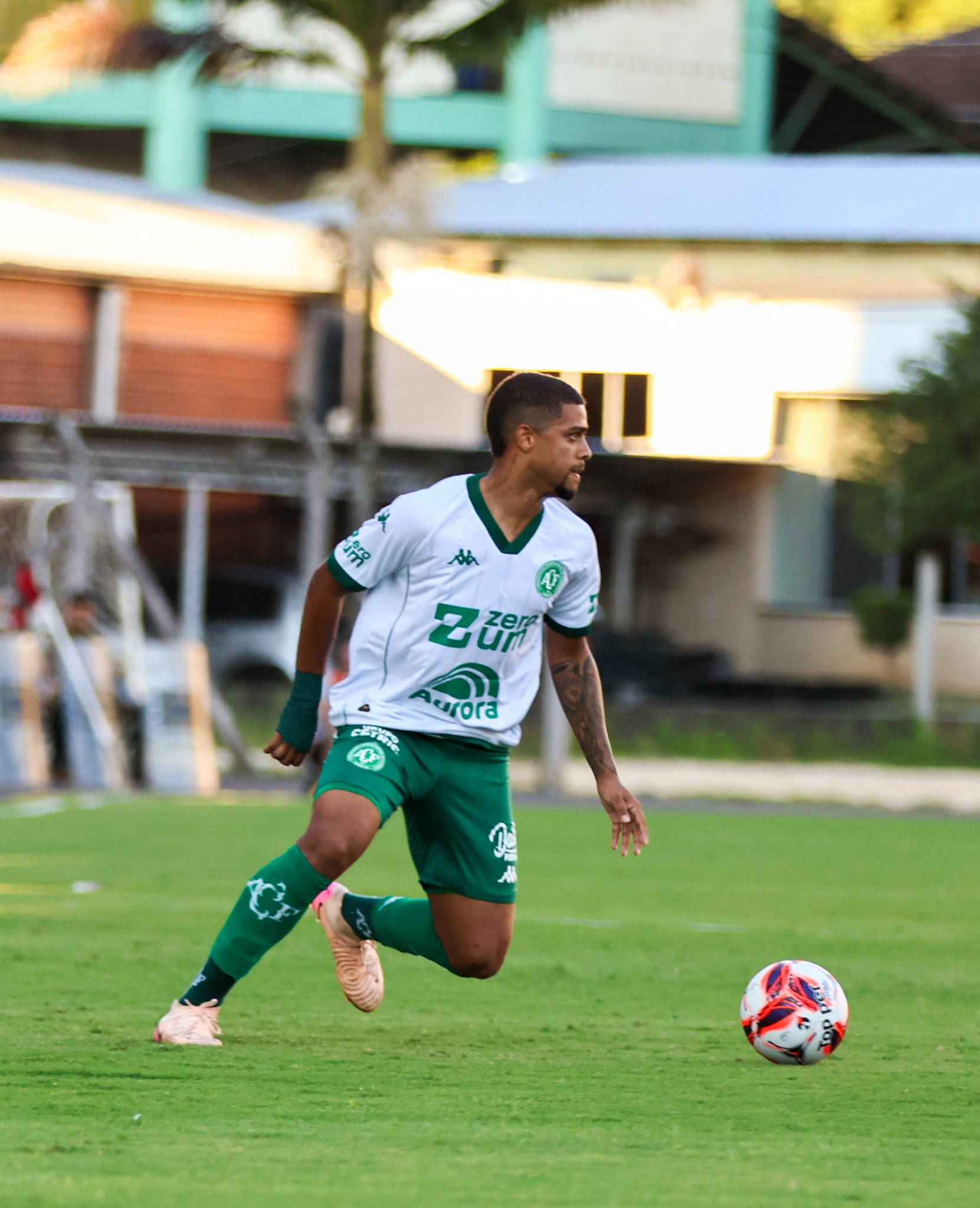 Meia da Chapecoense sofre lesão contra o Criciúma e passará por cirurgia
