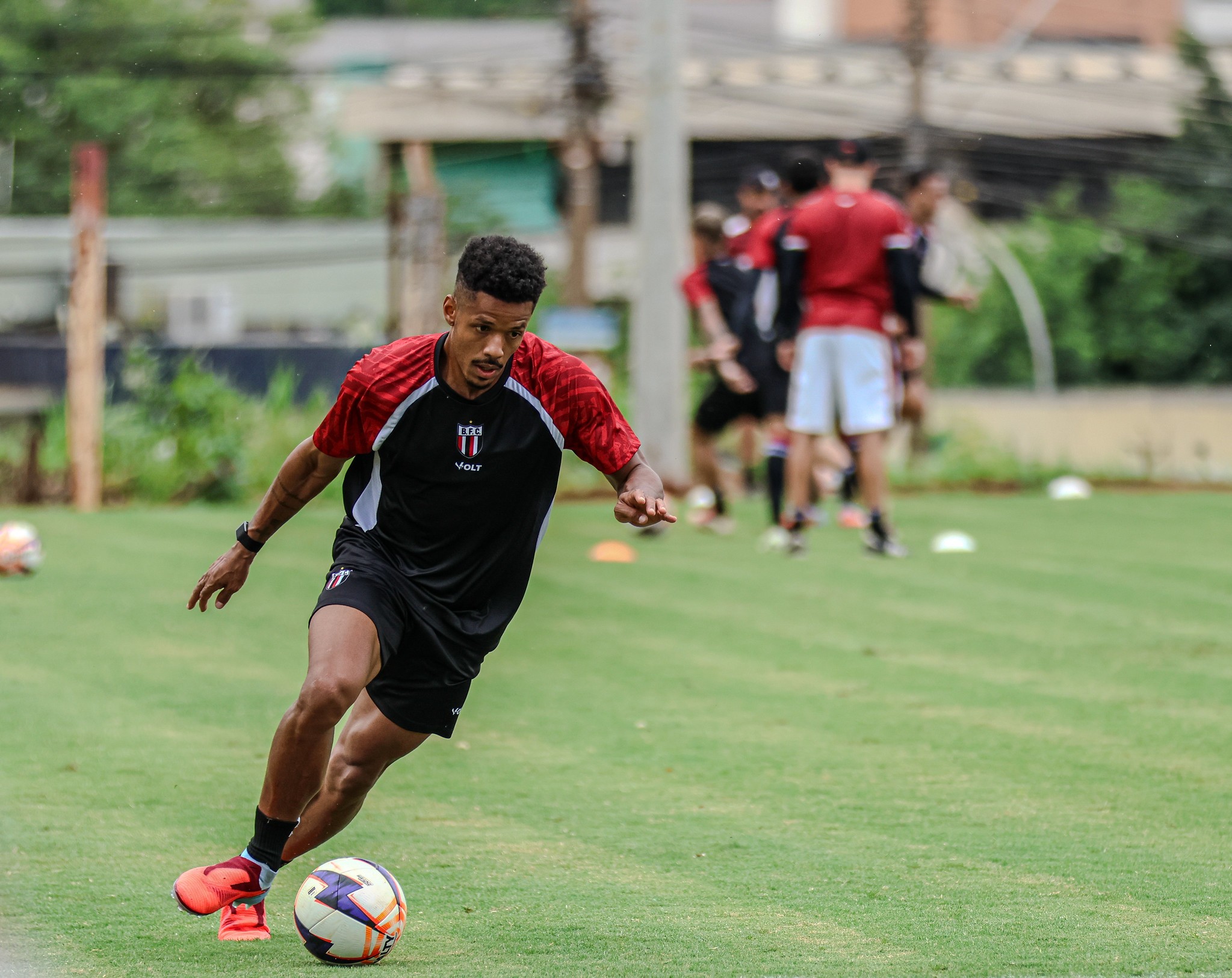 Inocêncio supera expulsão, muda de lado e ajuda Botafogo-SP em reação no Paulista