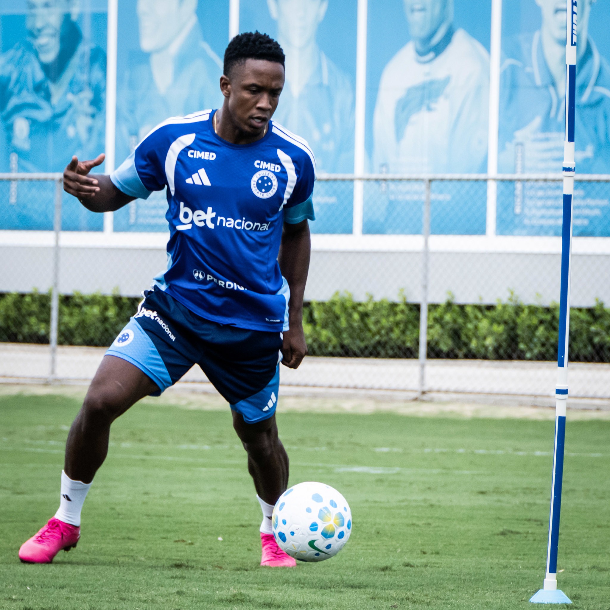 Reforço de R$ 16 milhões do Cruzeiro, Sinisterra cumpre pré-temporada e aguarda estreia com Tite