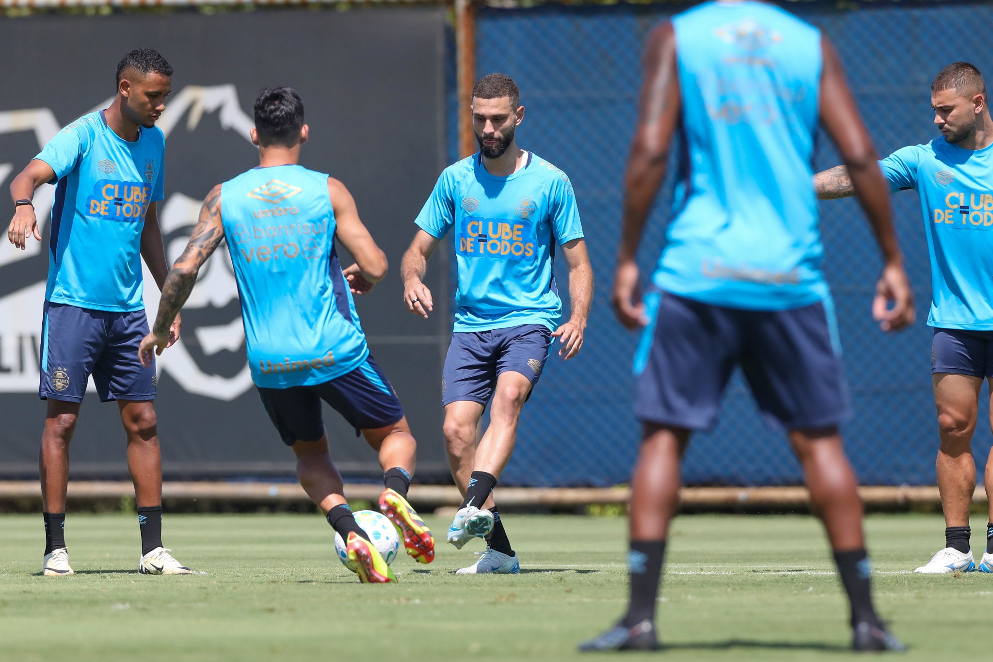 Zagueiro volta a treinar e pode ser utilizado pelo Grêmio contra o Juventude