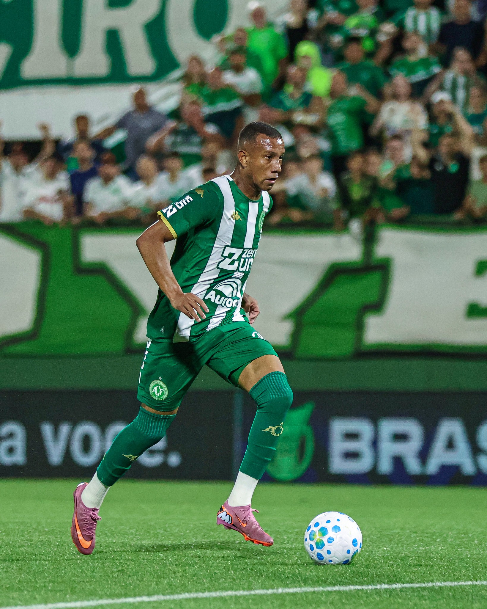 Atacante da Chapecoense revela inspiração em Coutinho: “Desde novinho assistia aos jogos”