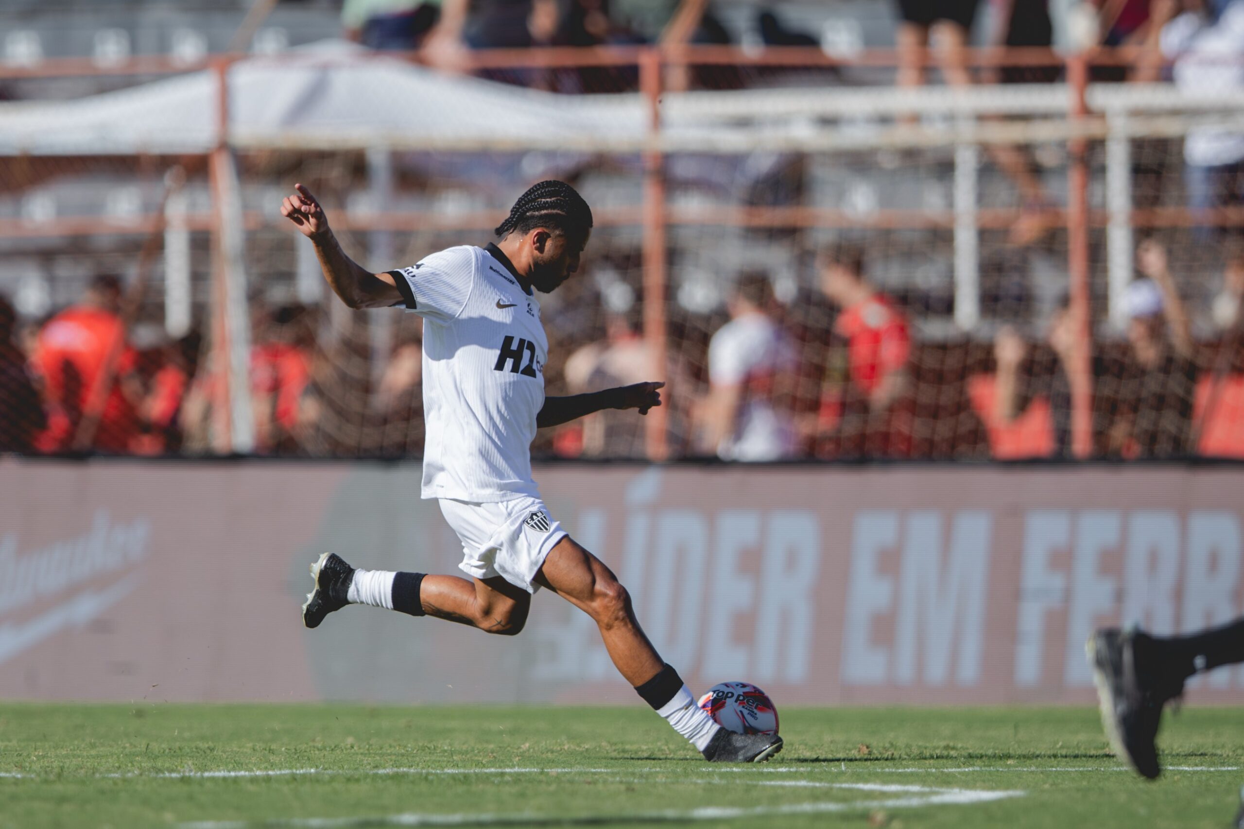 Volante do Atlético-MG, Alexsander sofre ruptura de ligamento do joelho esquerdo