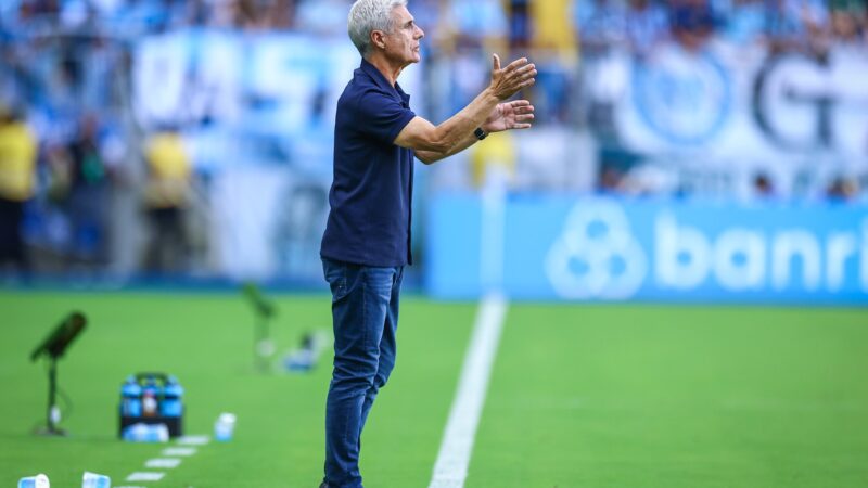 Luís Castro completa 1 mês no Grêmio com testes ao lado de Arthur e laboratório no meio