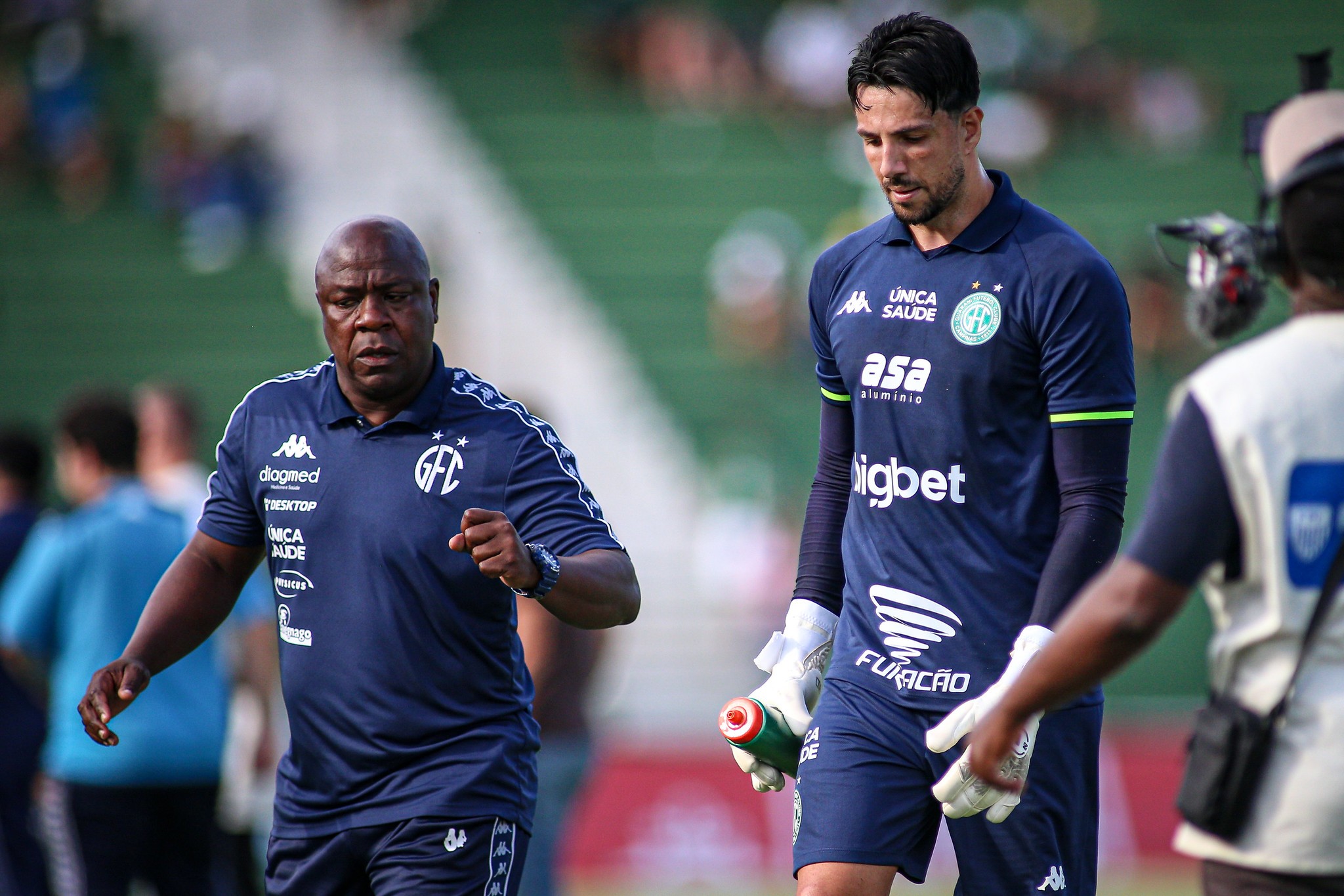 Goleiro retorna aos gramados após 15 meses e brilha em clássico na estreia pelo Guarani