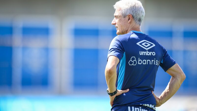 Luís Castro enfrenta Botafogo pela primeira vez enquanto ainda busca identidade para o Grêmio