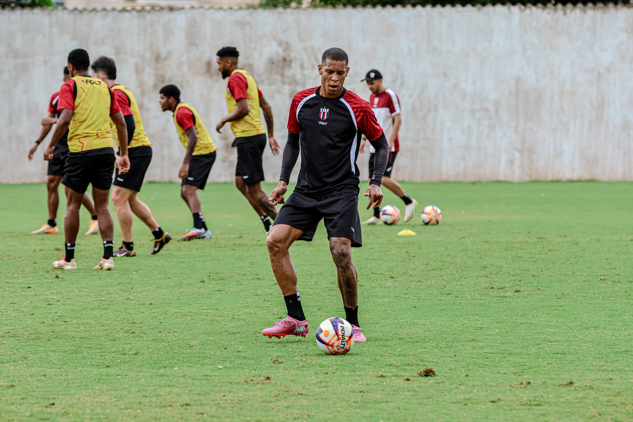 Hygor admite incômodo por ataque zerado no Botafogo-SP e se vê à vontade como 9: “Quero jogar”