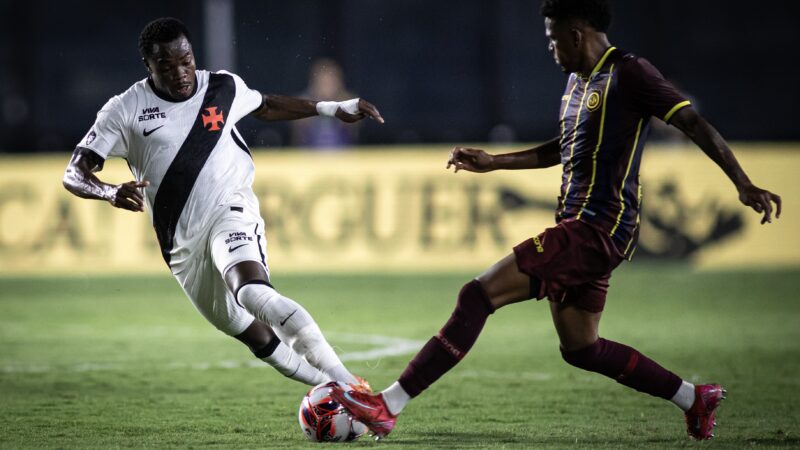 Veja a análise do VAR de lance em Gómez em Vasco x Madureira: “Tropeça na própria perna”