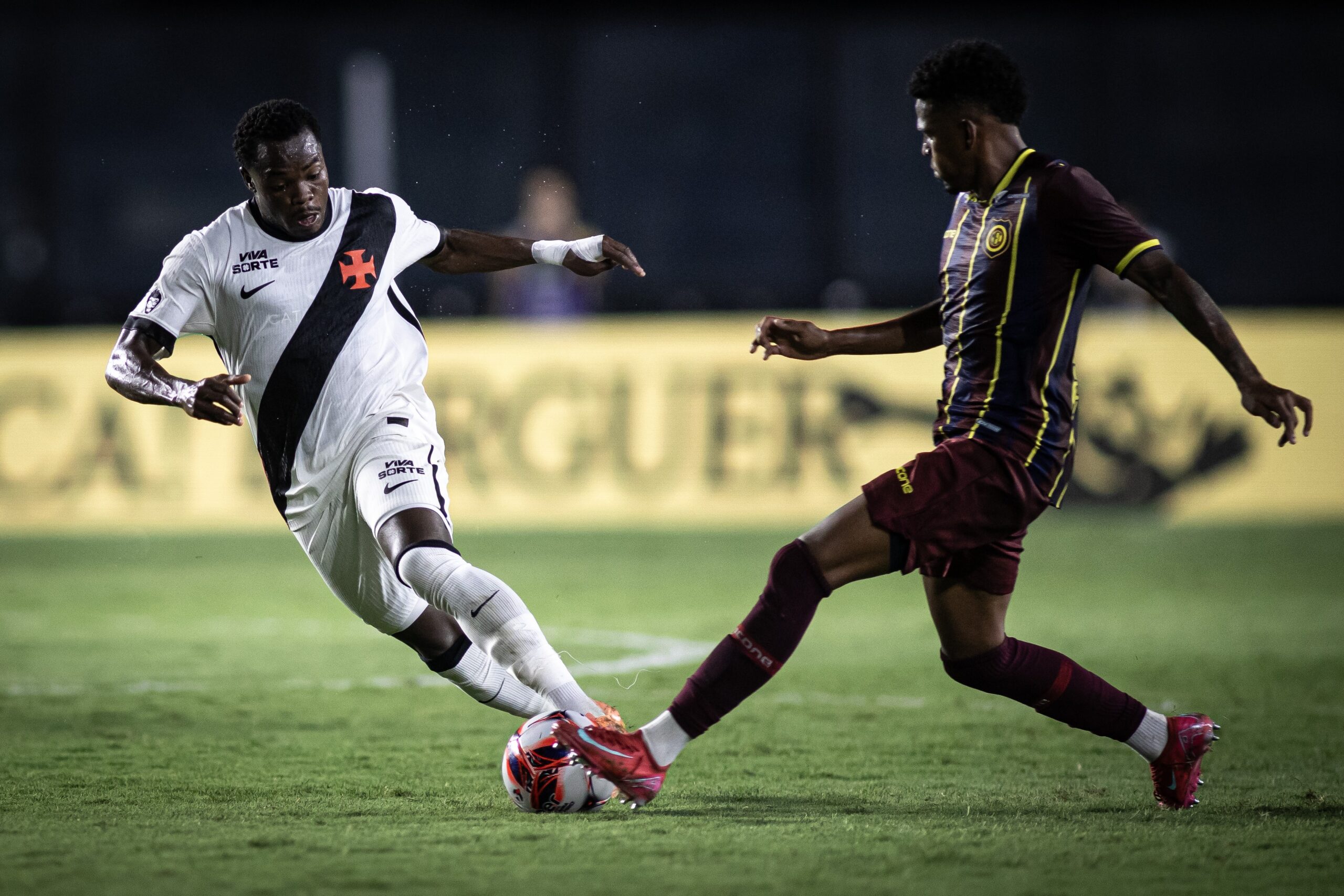 Veja a análise do VAR de lance em Gómez em Vasco x Madureira: “Tropeça na própria perna”