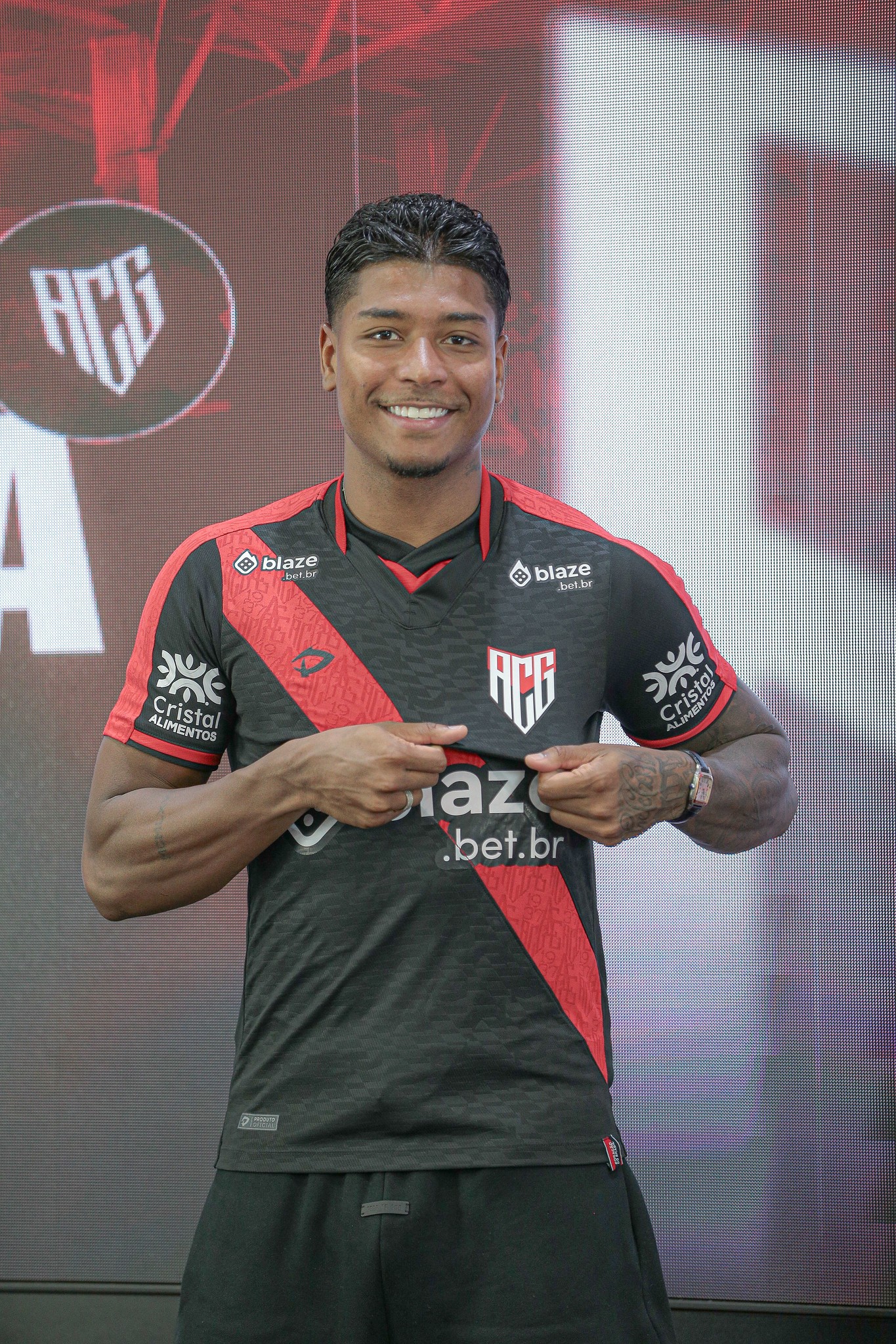 Matheus Índio é apresentado no Atlético-GO e se define como um meia versátil
