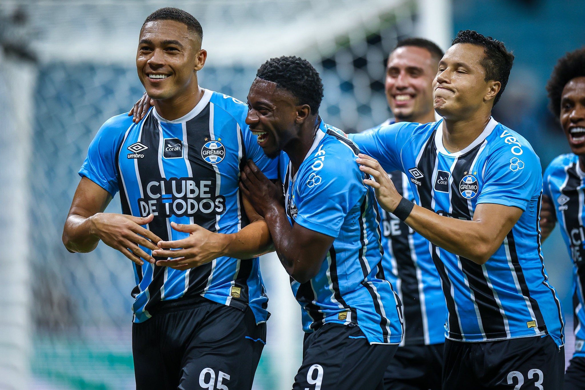 Análise: Amuzu e Carlos Vinicius fazem Grêmio ter jogo de gente grande contra o Botafogo