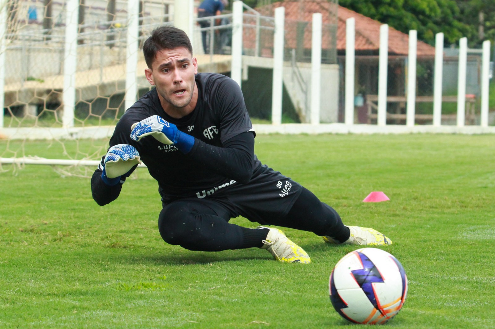 Dênis Jr. celebra equilíbrio ofensivo e defensivo da Ferroviária na A2: “Toda equipe participa”