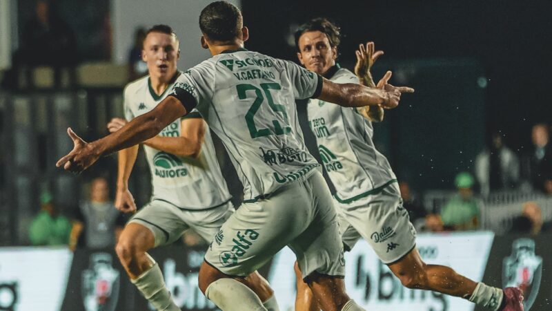 Banco da Chapecoense vai à loucura com gol de empate contra o Vasco; veja reação de dentro do gramado