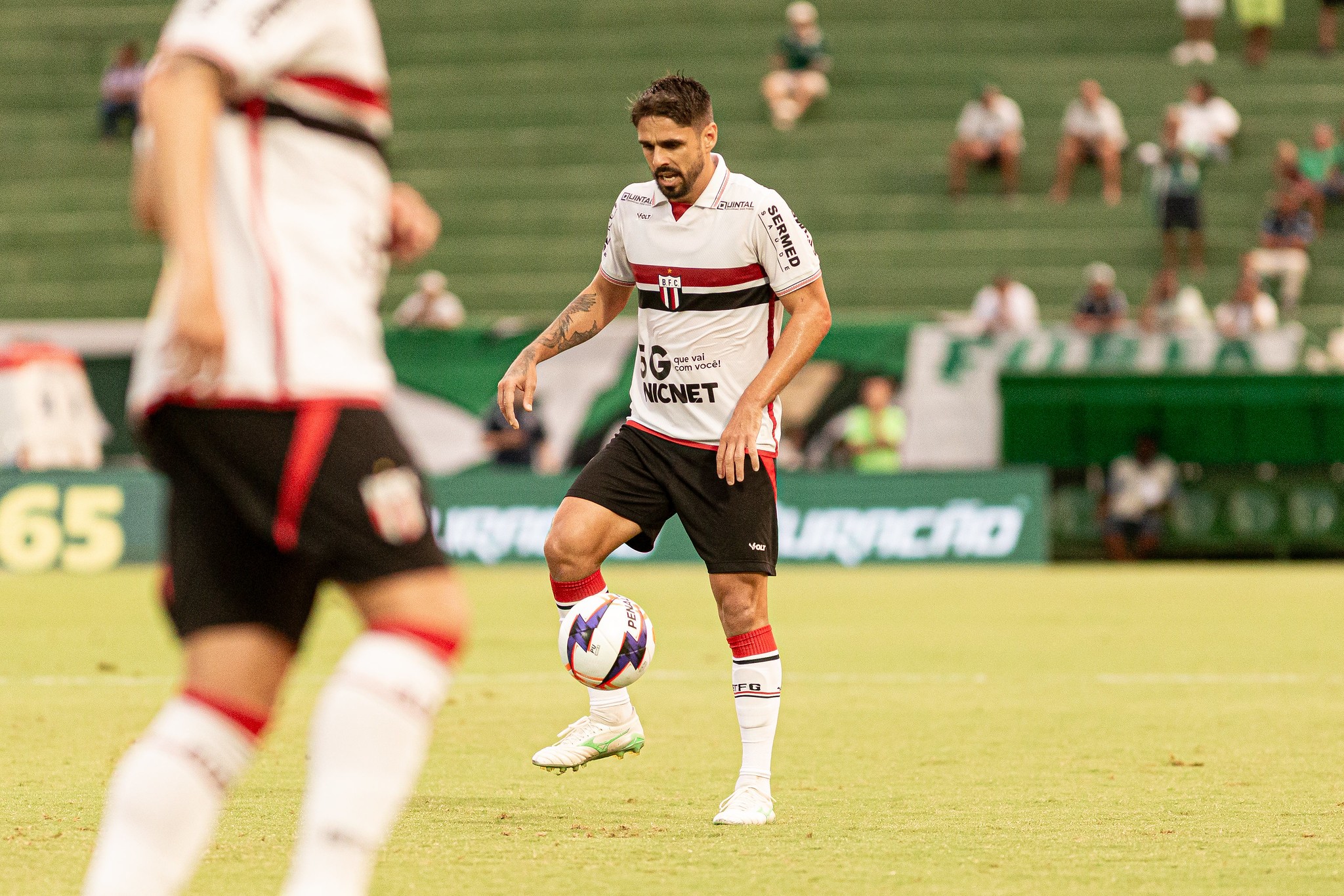 Gava enaltece coletivo após assistências e diz que Botafogo-SP cresce em “momento crucial”