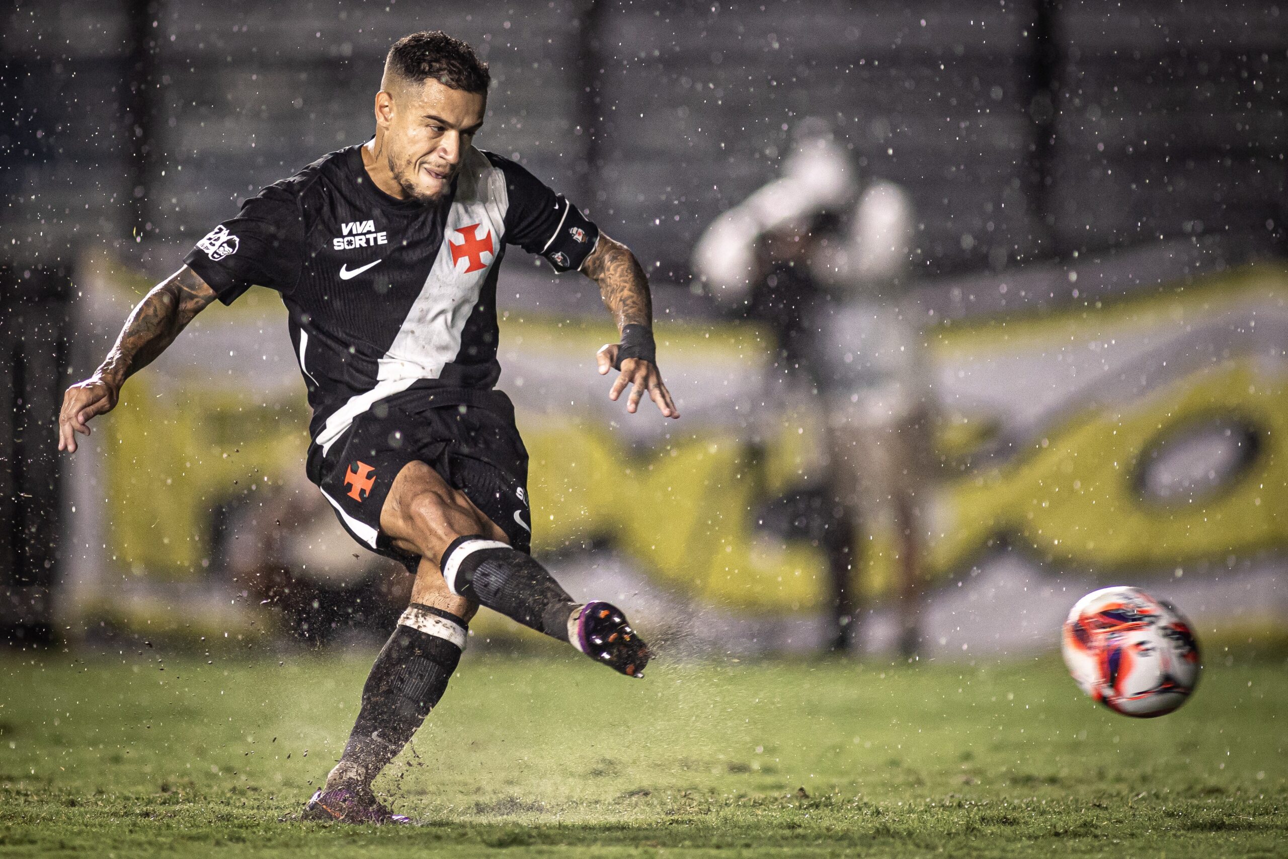 Vasco inicia conversas para renovar o contrato de Coutinho