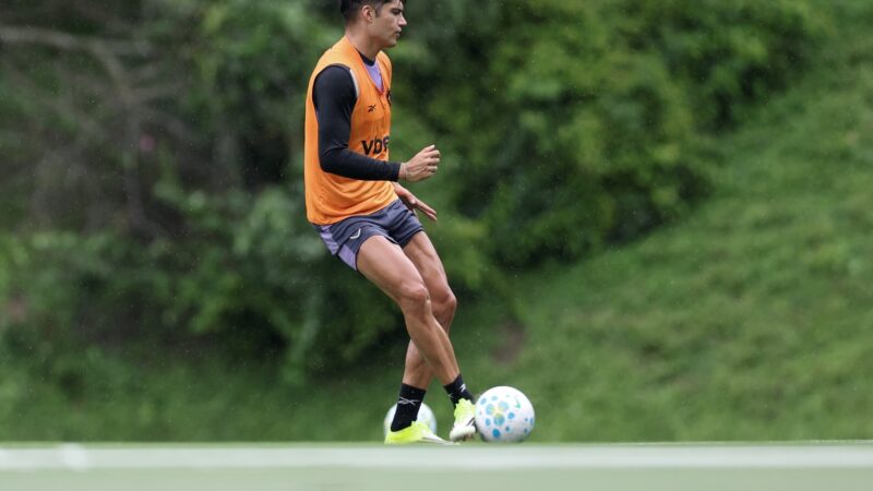 Joaquín Correa treina com elenco do Botafogo em retorno de lesão