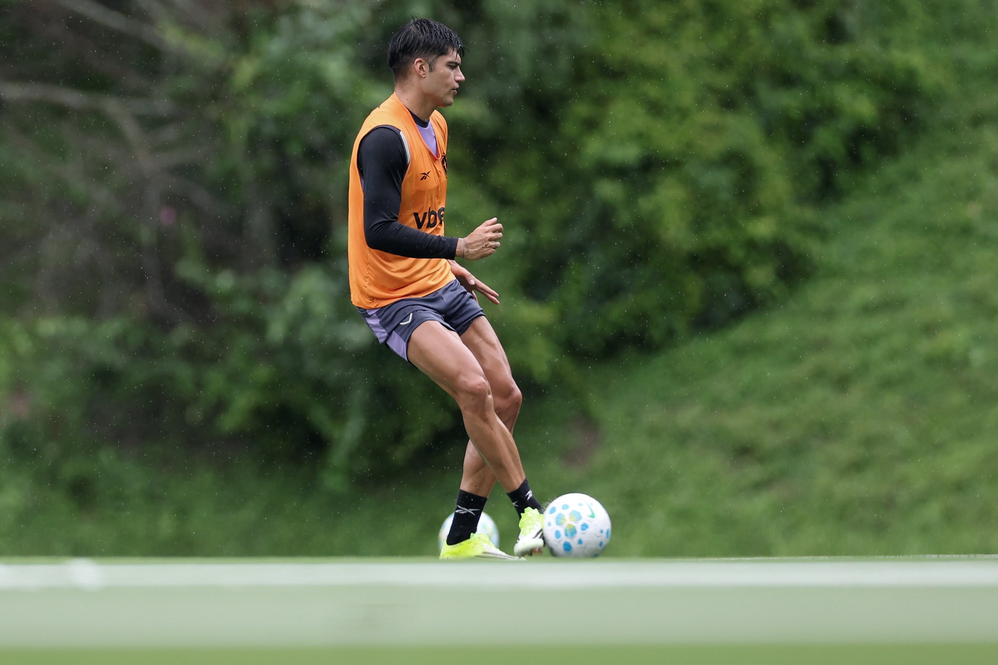 Joaquín Correa treina com elenco do Botafogo em retorno de lesão