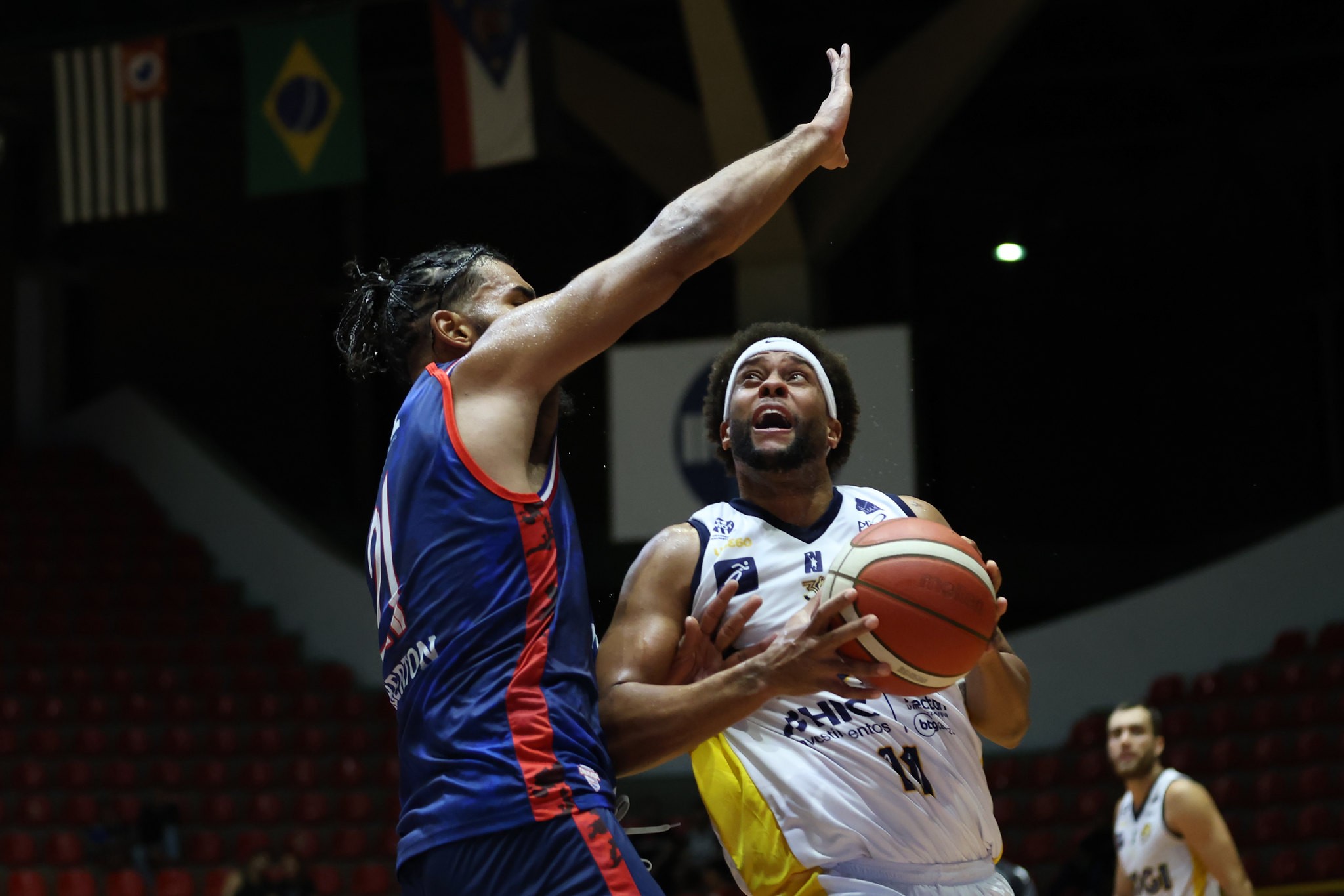 Em noite inspirada de Hinkle, Mogi vence Fortaleza e encerra jejum no NBB