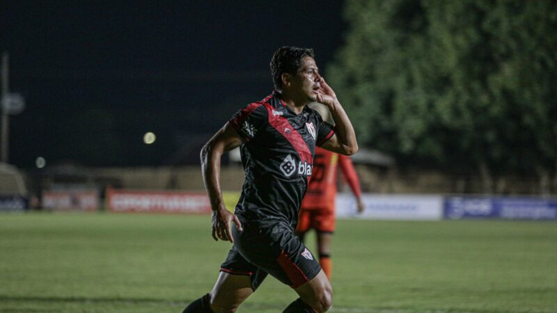 Guilherme Marques minimiza críticas de Adson e elogia esquema com três zagueiros