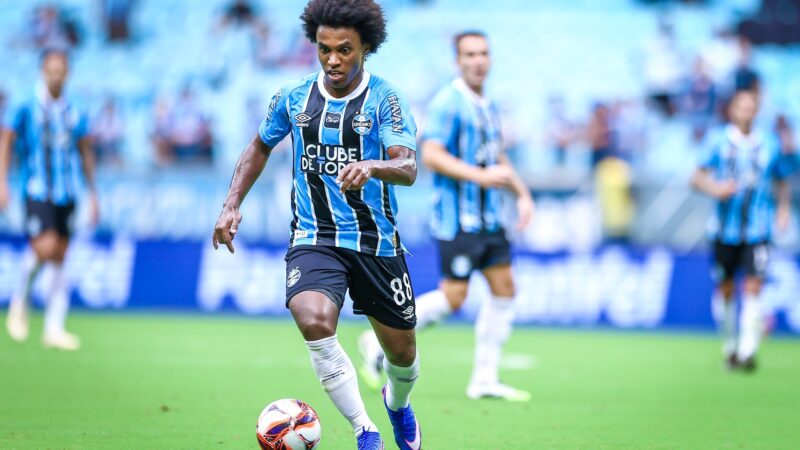 Willian sofre com dores musculares e vira preocupação no Grêmio