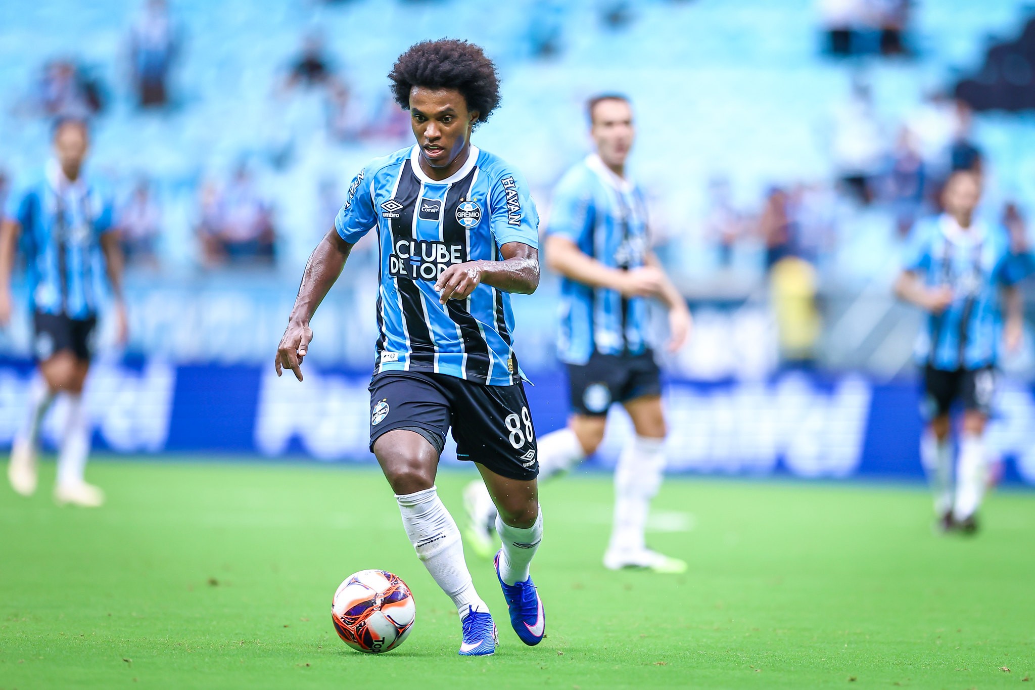 Willian sofre com dores musculares e vira preocupação no Grêmio