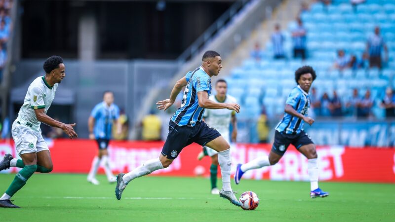 Eficaz, Carlos Vinicius recebe poucas chances para finalizar no Grêmio; Luís Castro explica