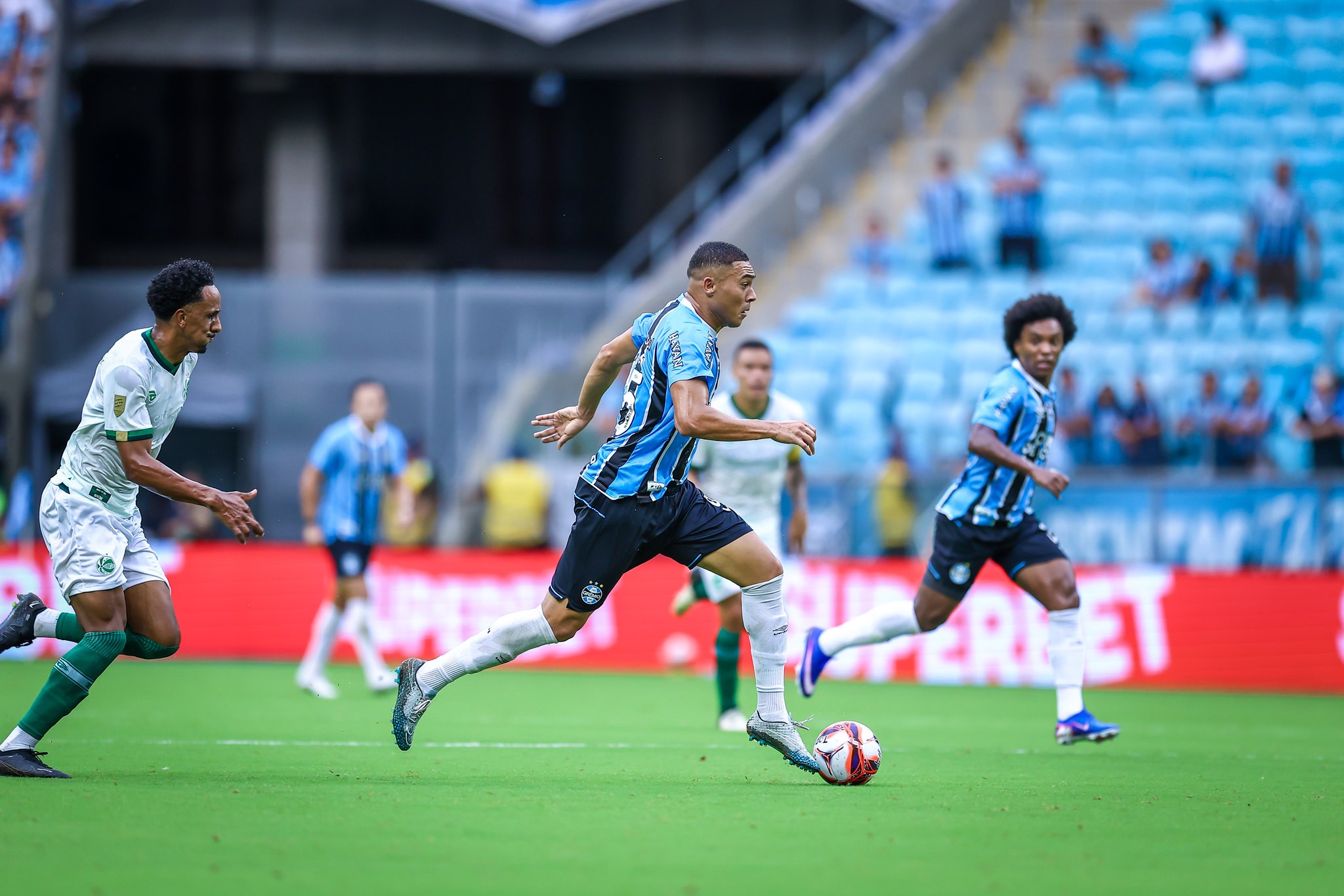 Eficaz, Carlos Vinicius recebe poucas chances para finalizar no Grêmio; Luís Castro explica