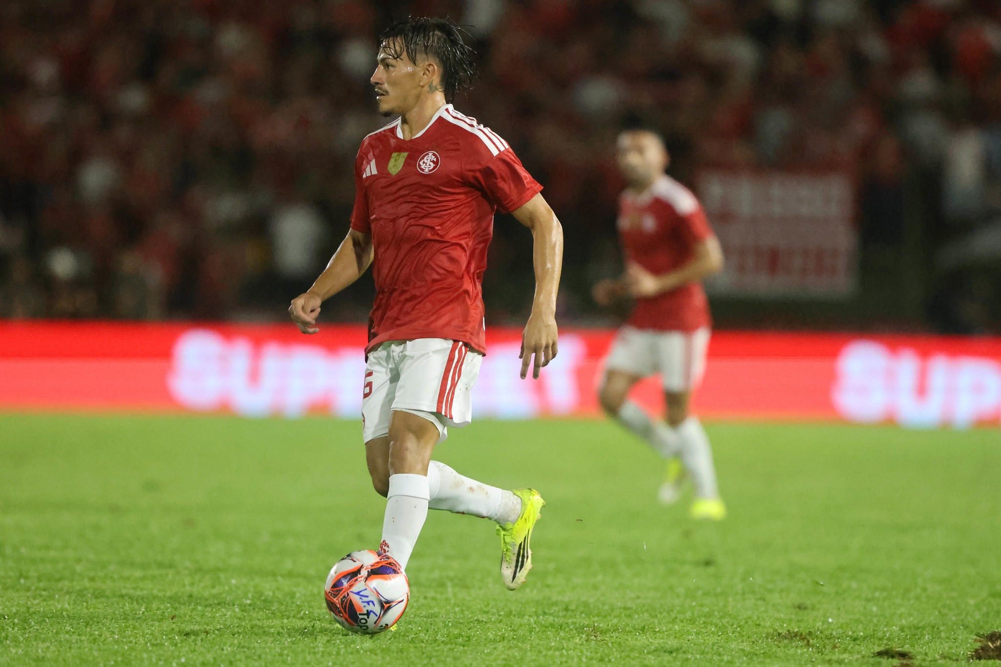 Jogador que mais atuou no Inter no ano, Bernabei ganha concorrência na lateral esquerda