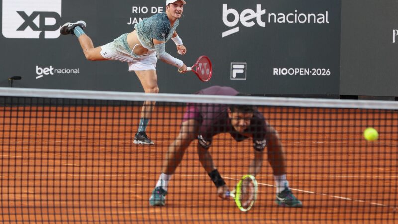 João Fonseca e Marcelo Melo nas semifinais de duplas do Rio Open; horário e onde assistir