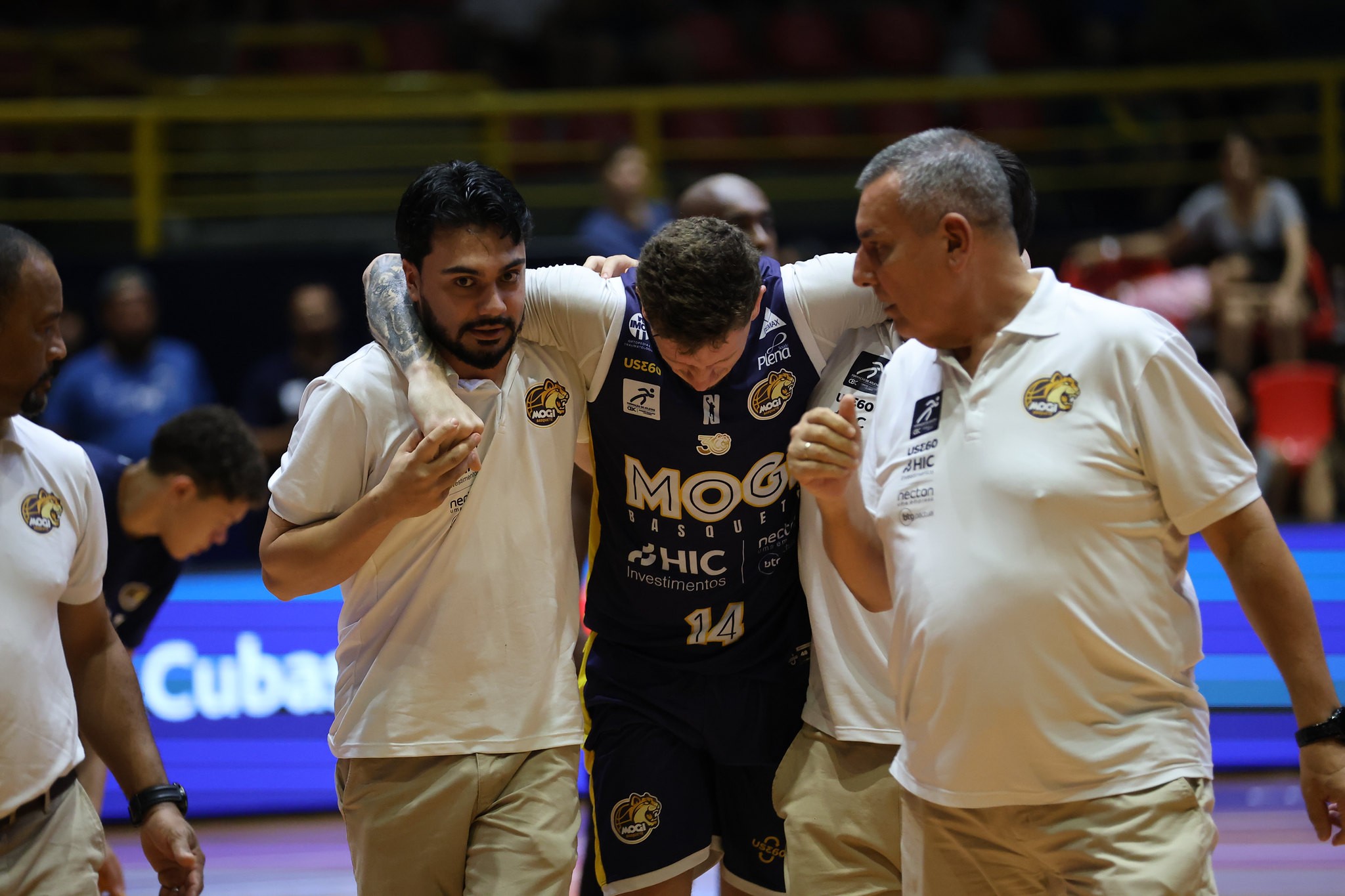 Ala-armador Menca sofre lesão no joelho e vira desfalque no Mogi