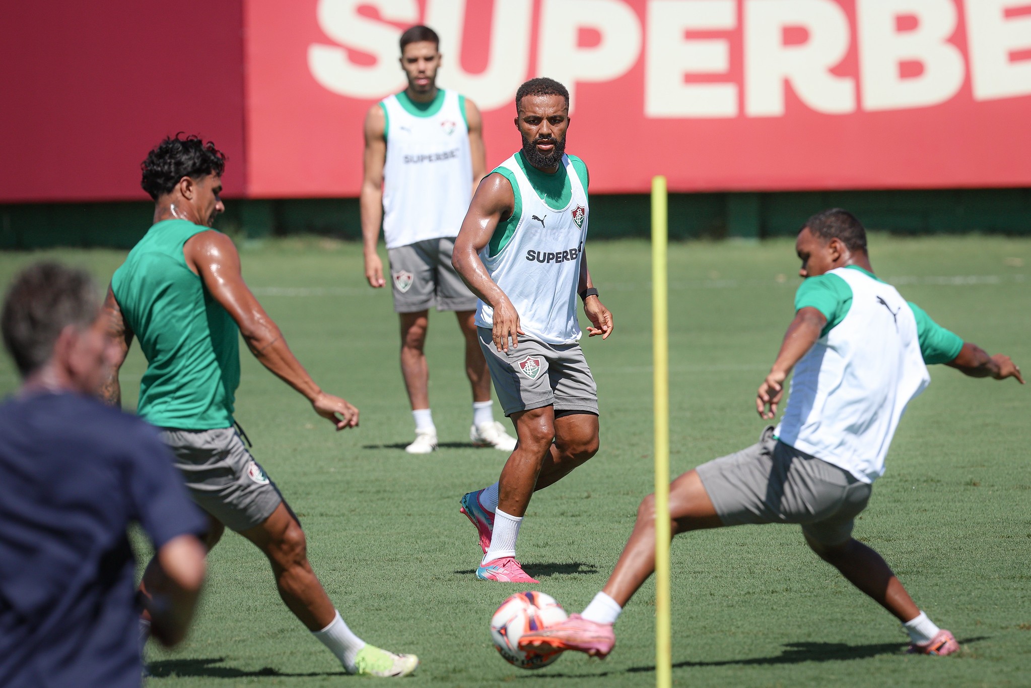 Nonato treina com grupo e se aproxima de retorno no Fluminense; veja atualizações do DM