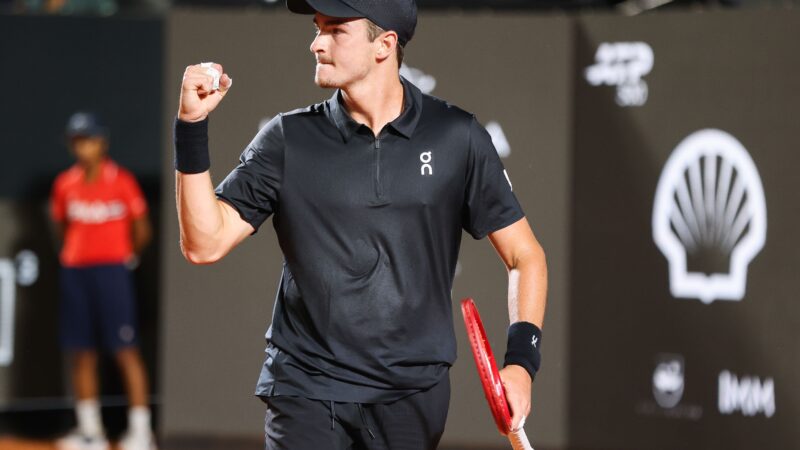 João Fonseca bate Thiago Monteiro, vence 1º jogo de simples no ano e vai às oitavas do Rio Open