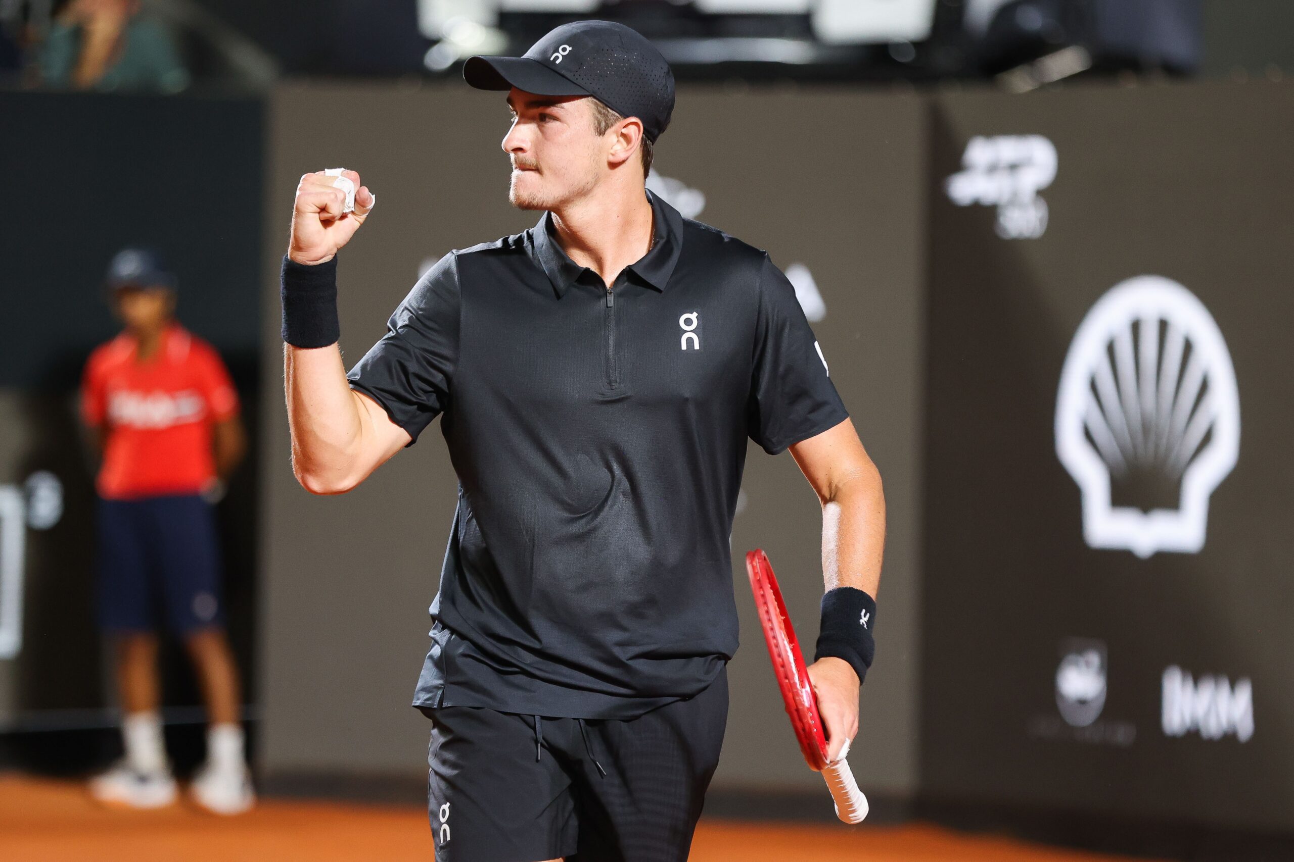 João Fonseca bate Thiago Monteiro, vence 1º jogo de simples no ano e vai às oitavas do Rio Open