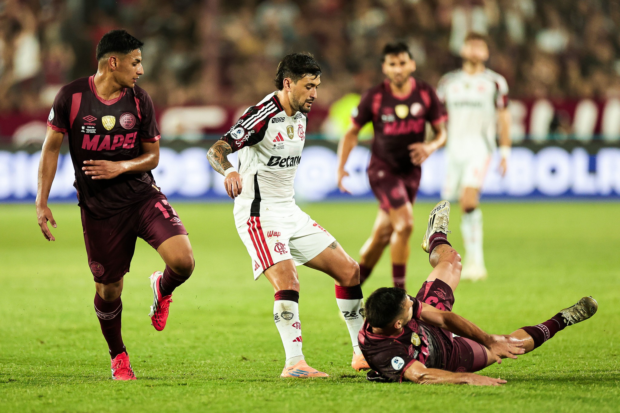 Arrascaeta desabafa após derrota do Flamengo na Recopa: “Temos que mudar muita coisa”