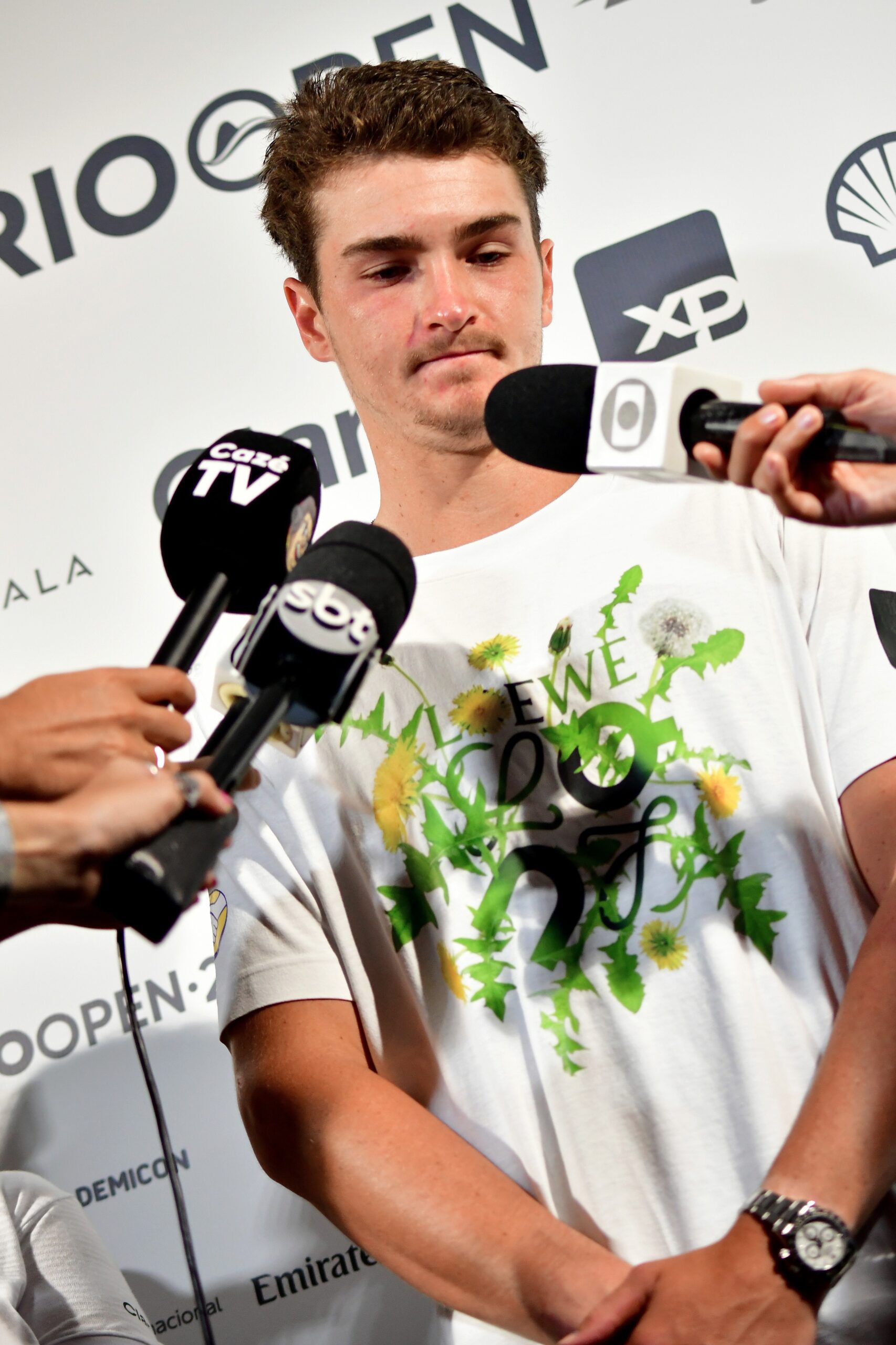 João Fonseca mostra abatimento e lamenta perda de chances no Rio Open: “Bobagem da minha parte”