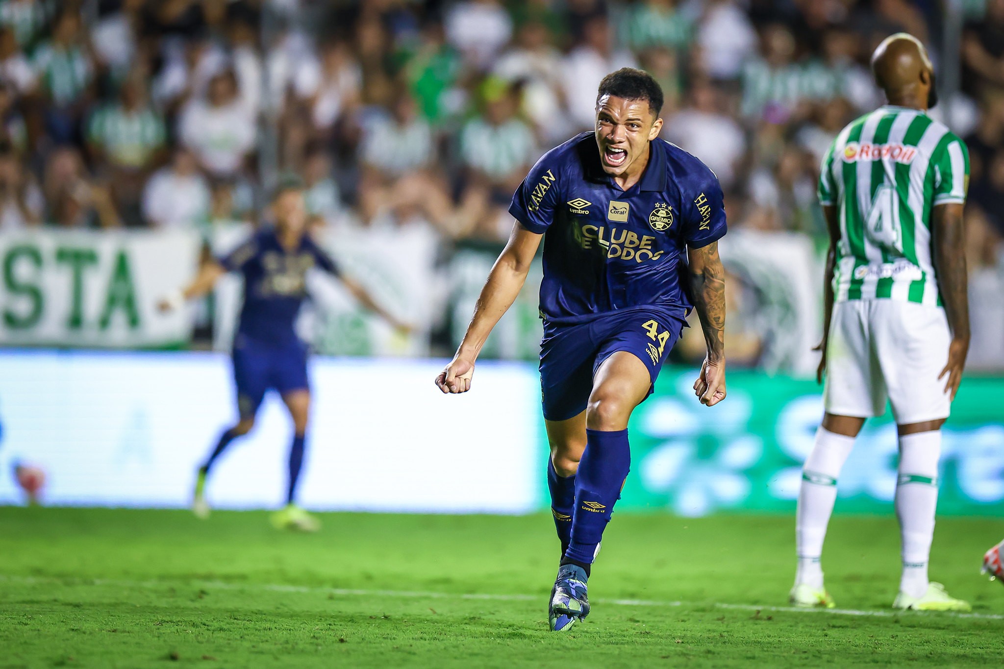 Comentarista aponta irregularidade em gol do Grêmio contra o Juventude; veja o vídeo