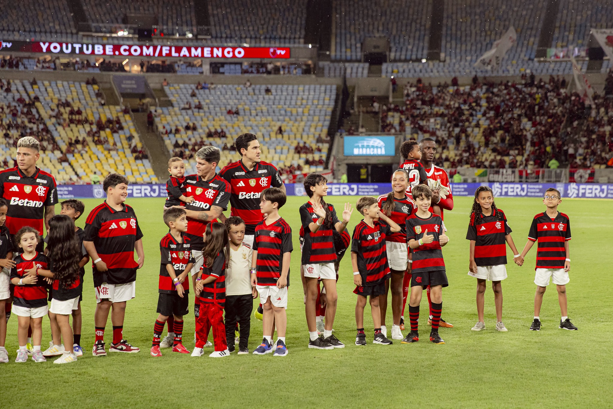 Flamengo tem pior público em um ano em vitória sobre o Madureira