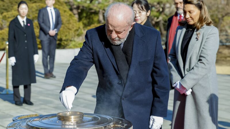 VÍDEO: Lula ganha luva com quatro dedos durante viagem à Coreia do Sul