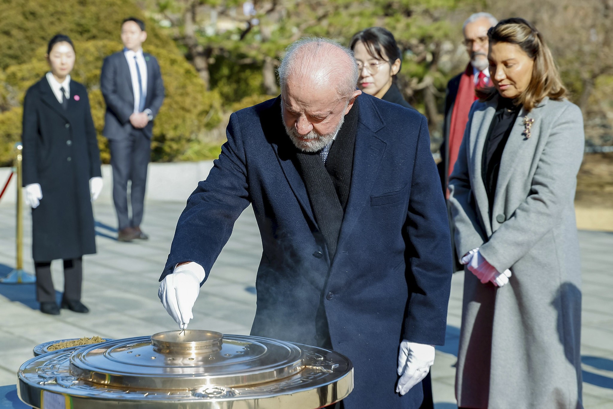 VÍDEO: Lula ganha luva com quatro dedos durante viagem à Coreia do Sul