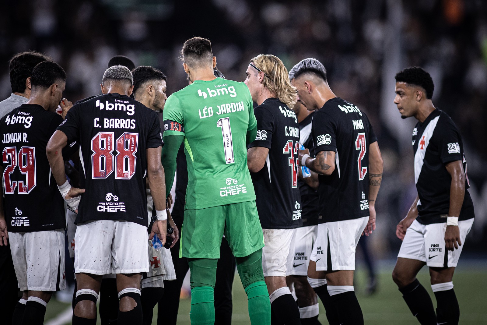 Com pressa para definir treinador, Vasco encara briga direta contra o Z-4 após semana conturbada